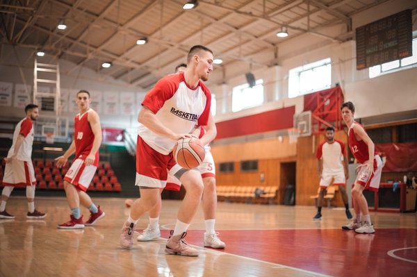 What are the specific drills to improve defensive foot speed for UK basketball guards?